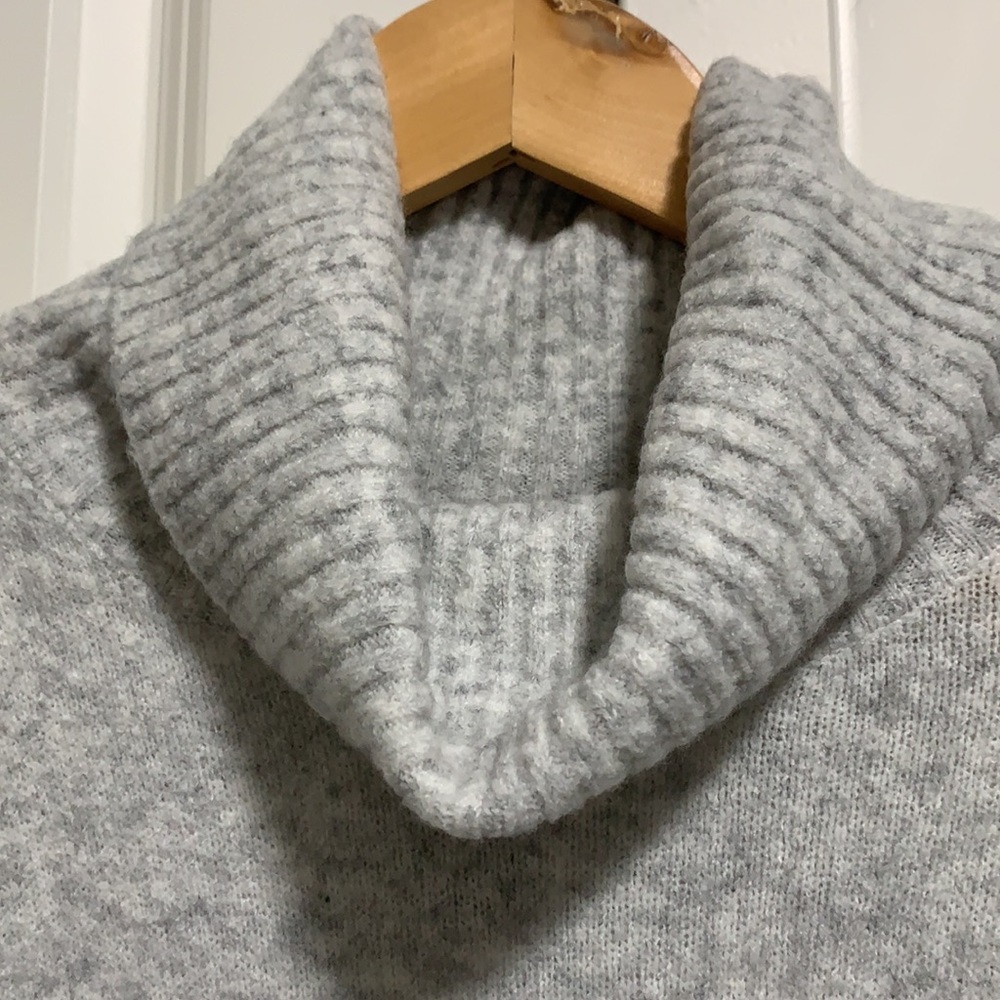 BNWT Express Cozy Knit Ribbed Turtleneck Sweater L Silver Heather Gray - Picture 8 of 12
